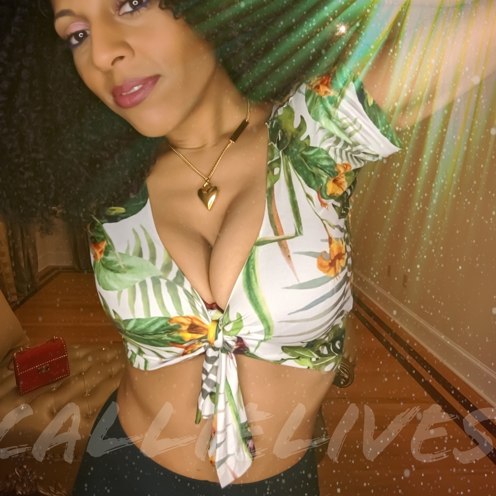 ONLY AVAILABLE INMY @callie_lives wholesale closet - Picture 5 of 9